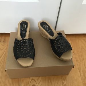 Women’s Spring Step black sandals size 7